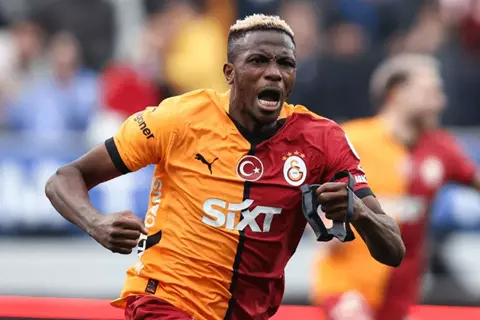 بعد فشل انتقاله إلى الهلال.. العروض تنهال على أوسيمين